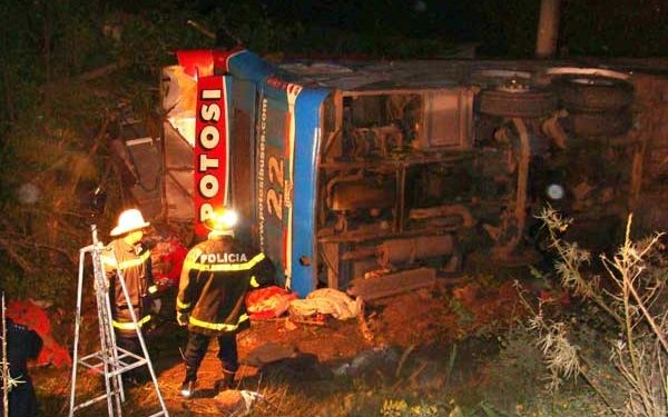 В Аргентине пассажирский автобус упал в овраг