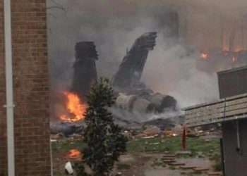 В США истребитель F-18 рухнул на жилой дом