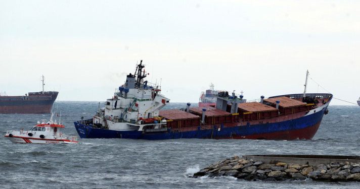 На Камчатке тонет сухогруз