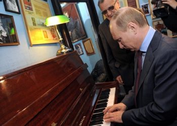 Путин сыграл на расстроенном пианино «Город над вольной Невой»