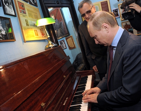 Путин сыграл на расстроенном пианино «Город над вольной Невой»