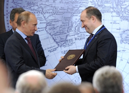 Путин в Петербурге вручил гранты Русского географического общества