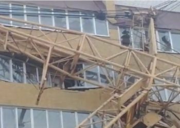 В Чите на жилой дом упал башенный кран