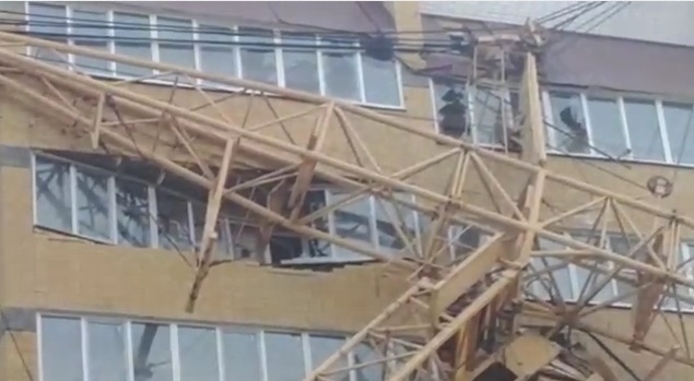 В Чите на жилой дом упал башенный кран