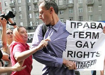 В Петербурге гей-активистов забросали яйцами