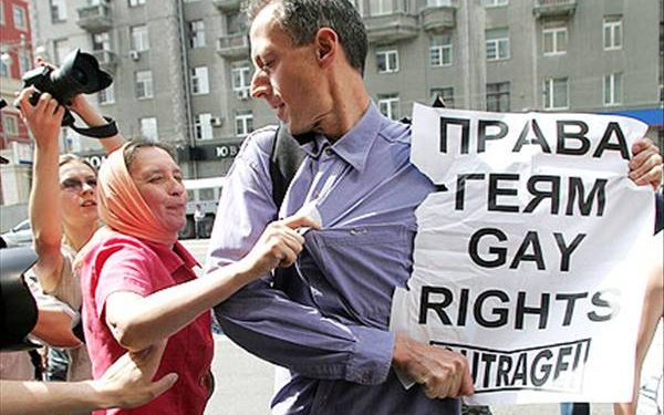 В Петербурге гей-активистов забросали яйцами