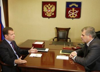 Медведев уволил губернатора Мурманской области