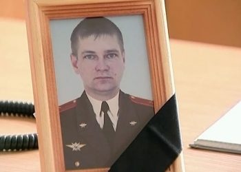 С майором Солнечниковым пришли проститься сотни людей