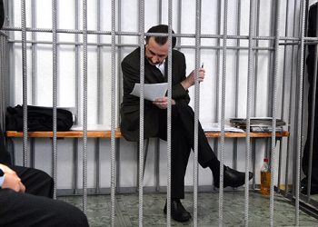 Экс-судью Зварыча этапировали в колонию