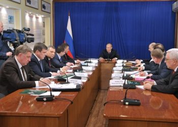 Путин пообещал решить проблему постоянного жилья для военных к 2013 г