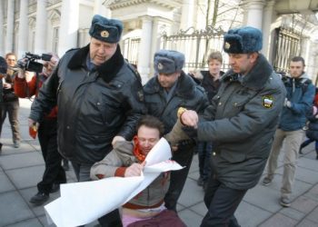 Задержанных в Петербурге гей-активистов отпустил на свободу