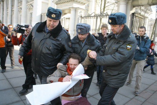Задержанных в Петербурге гей-активистов отпустил на свободу
