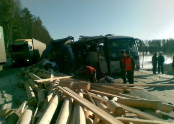 В России фура Scania и автобус с туристами попали в крупное ДТП