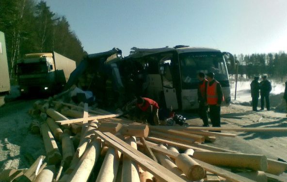 В России фура Scania и автобус с туристами попали в крупное ДТП
