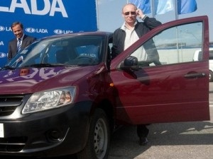 Путин расписался на капоте первой сошедшей с конвейера Lada Largus