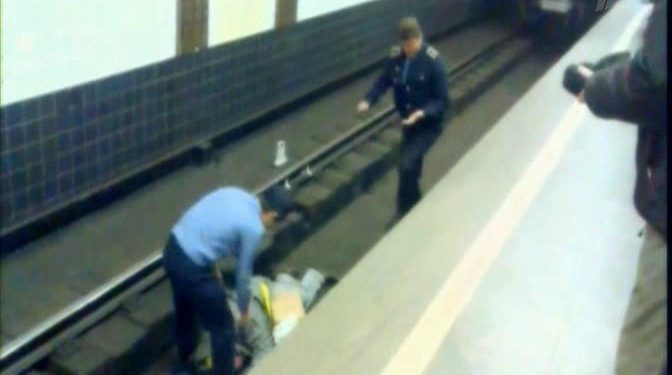 Бездомный упал в голодный обморок на рельсы в метро Москвы