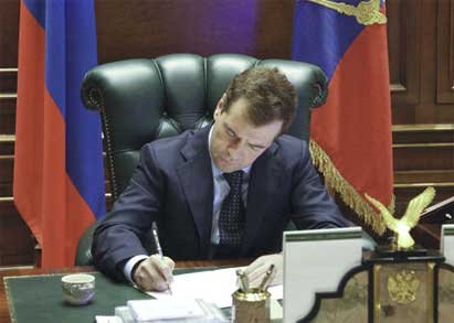Медведев подписал закон об упрощении регистрации партий