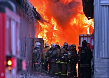 В Москве при пожаре на строительном рынке погибли 12 человек