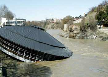 Наводнение в Тбилиси унесло жизни пяти человек