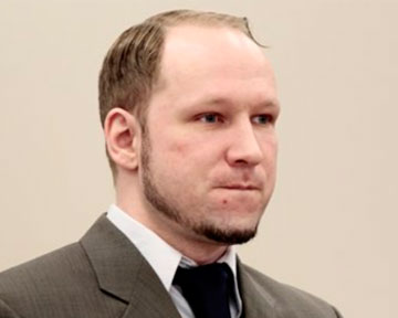 На судебном заседании в Брейвика полетел ботинок