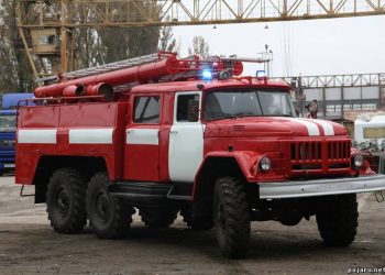 В Омске загорелась школа: 240 детей эвакуировано