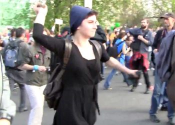 Александру Духанину, бросавшую камни в омоновцев, определили под домашний арест