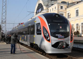 Украинский скоростной поезд «Hyundai» первый рейс совершил с опозданием