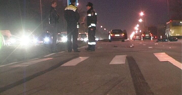 В Киеве на пешеходном переходе мотоцикл сбил 16-летнюю девушку