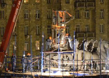 Отреставрированную скульптуру богиню Победы вернули на Триумфальную арку