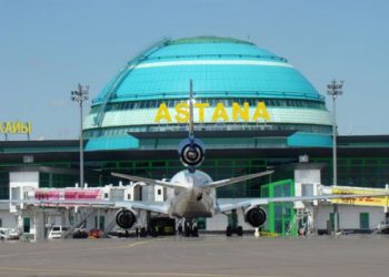 Аеропорт Астани зустрічав відвідувачів написом «Вали звідси!»