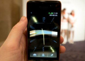 Kyocera представила смартфон з підтримкою технології кісткової звукопровідності