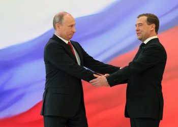 В. Путин и Д. Медведев поздравили российскую сборную с победой на ЧМ по хоккею.