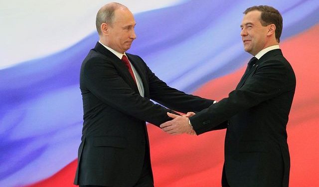 В. Путин и Д. Медведев поздравили российскую сборную с победой на ЧМ по хоккею.