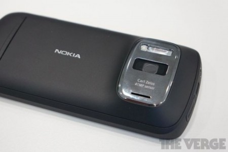 В травні у Росії почнуться продажі камерофону Nokia 808 PureView