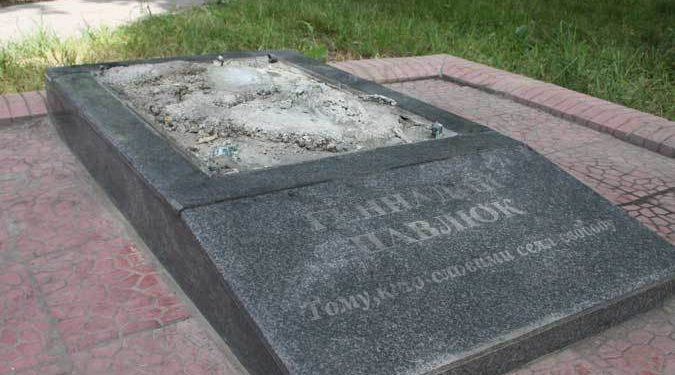 В Киргизии украли памятник журналисту