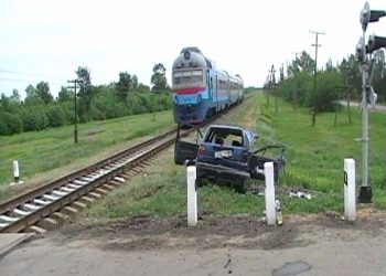 «Фольксваген-Гольф» столкнулся с дизельным поездом