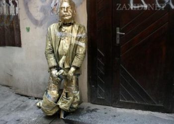 У Львові та Києві встановили скульптуру пісяючого Сталіна.