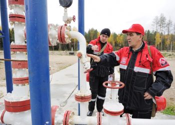 Врезка в нефтепроводе привела к вытеканию газонефтяной смеси
