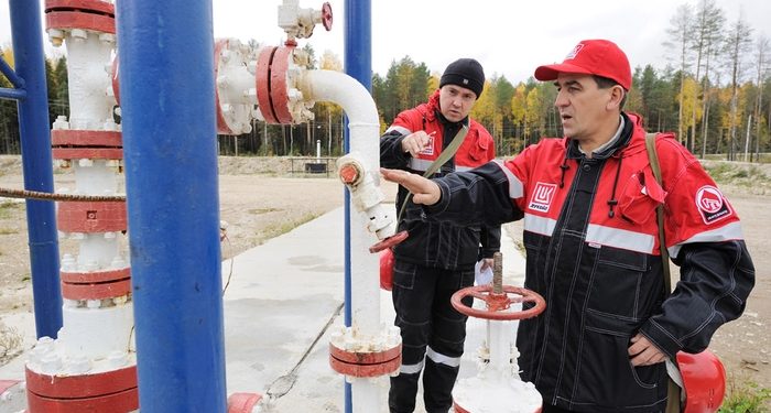 Врезка в нефтепроводе привела к вытеканию газонефтяной смеси