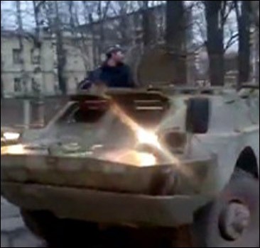 П'яний чоловік приїхав в ресторан на броньовику