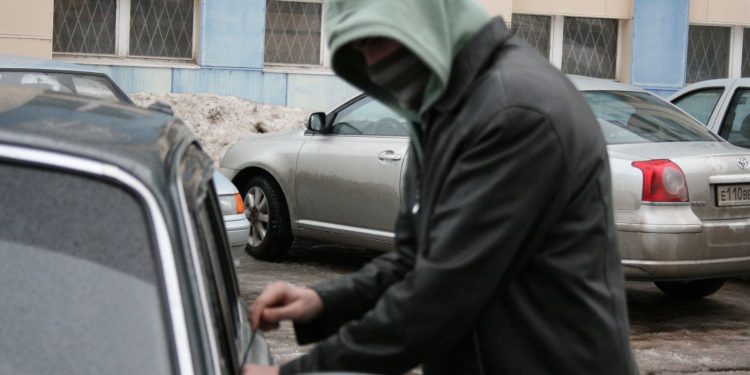 Московский полицейский застрелил угонщика