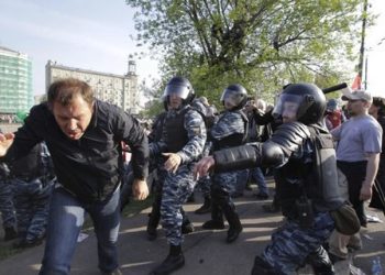 Противников власти продолжают задерживать
