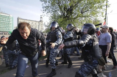 Противников власти продолжают задерживать