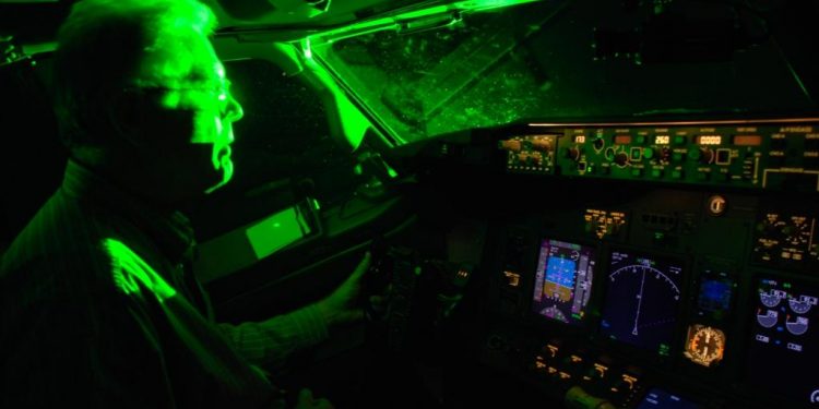 Пилотов самолёта ослепили лазером в Дагестане