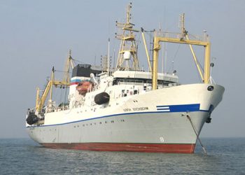 В Беринговом море затонул сахалинский траулер