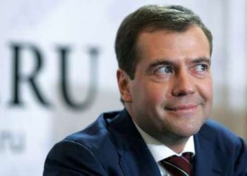 Медведев хочет ввести электронные партийные билеты