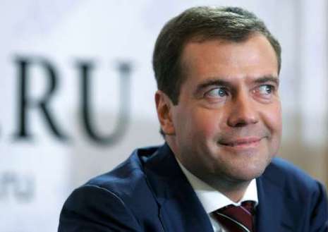 Медведев хочет ввести электронные партийные билеты