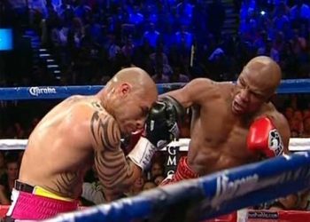 Бокс: Мейвезер завоевал пояс WBA в первом среднем весе