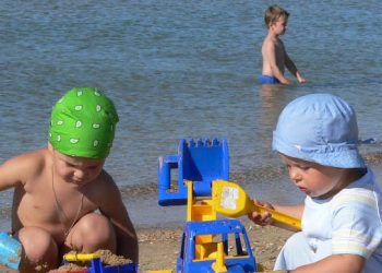 Британских родителей будут штрафовать за отдых с детьми
