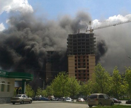 Челябинские пожарные спасают строителей многоэтажки